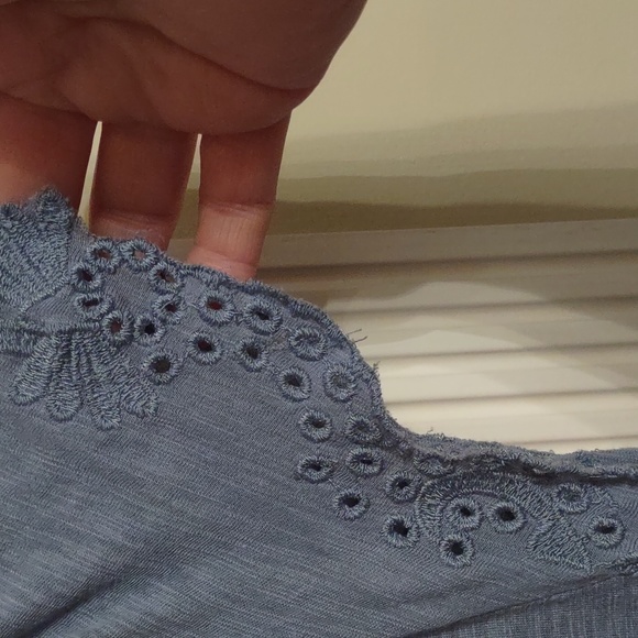 Women's sleeveless blouse in EUC - Picture 3 of 4